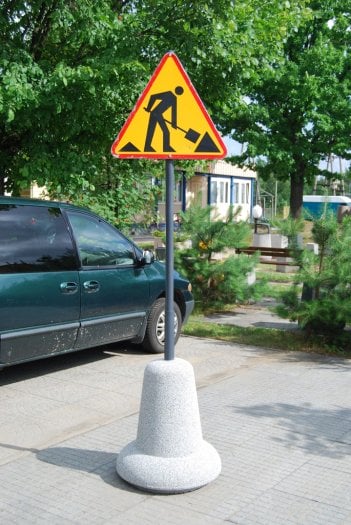 Znak słupek betonowy