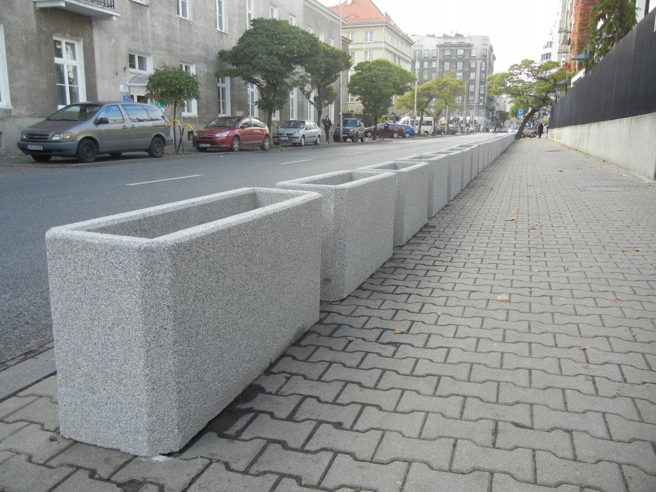 ambasada-stanow-zjednoczonych-warszawa-donice-betonowe--investim_0_large