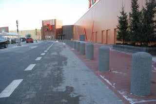 ch-auchan-slupki-parkingowe-betonowe_0
