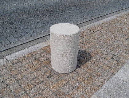slupek-betonowy-na-chodniku_2.jpg