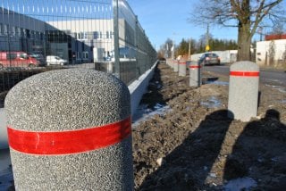 Warszawa - słupki wygrodzeniowe betonowe z taśmą odblaskową